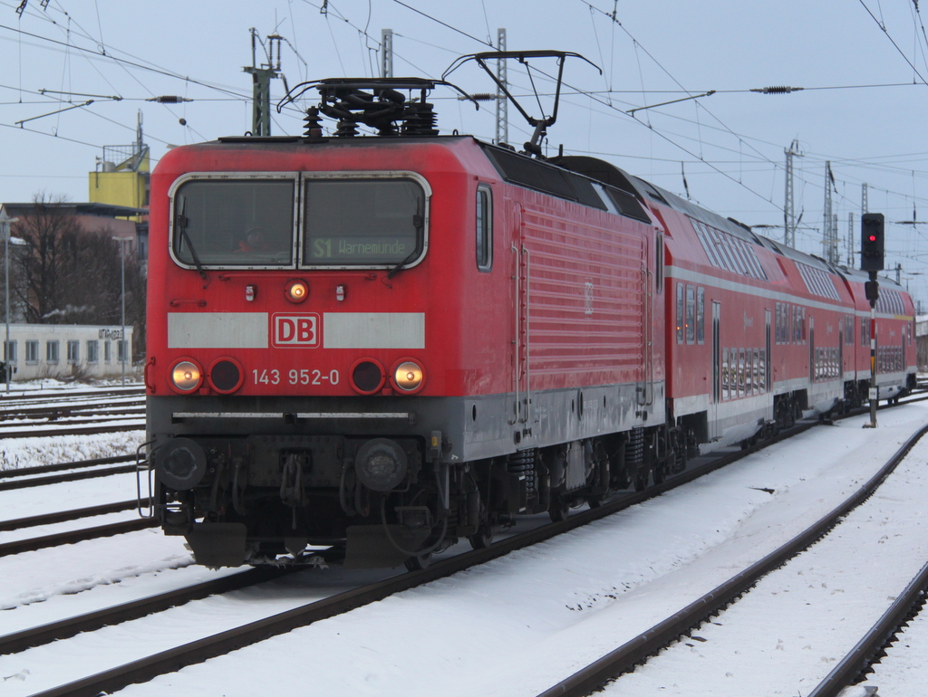 143 952-0 mit S1 von Rostock Hbf nach Warnemnde bei der bereitstellung im Rostocker Hbf.18.01.2013