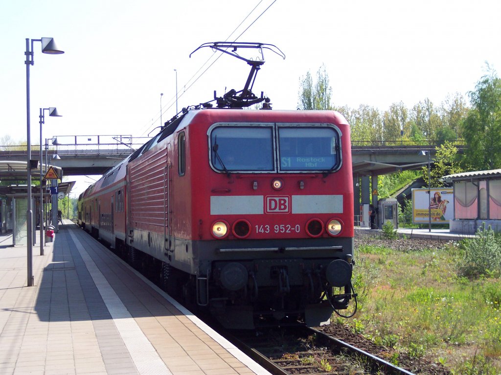 143 952 am HP L�tten Klein auf der Linie S1 nach Warnem�nde, 
S-Bahn Rostock
