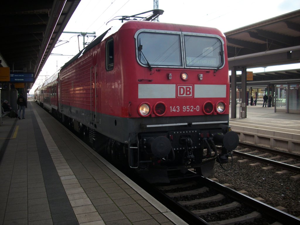 143 952 bespannte am 31.Oktober 2009 die S-Bahn nach Warnem�nde als ich Sie in Rostock Hbf fotografierte.