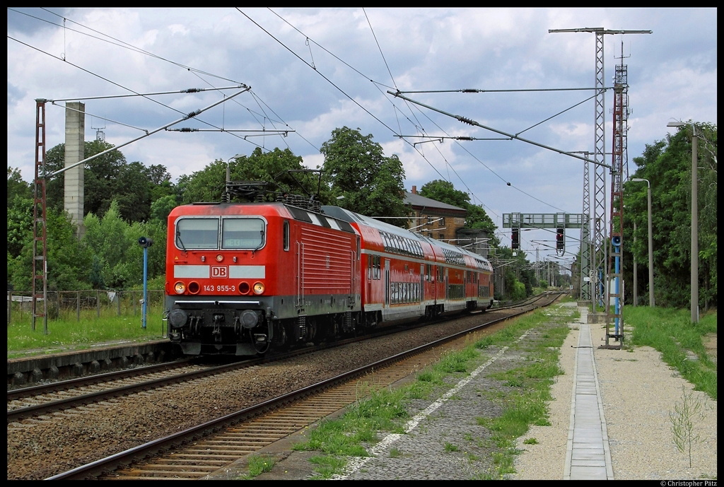 143 955-3 fhrt am 31.07.2012 mit dem RE 17689 nach Leipzig ohne Halt durch den Bahnhof Gterglck. Frher war Gterglck ein bedeutender Eisenbahnknoten, kreuzte doch hier die Kanonenbahn Berlin - Sangerhausen die Strecke Rolau - Magdeburg. Der Abschnitt Gterglck - Wiesenburg (- Berlin) der Kanonenbahn wurde noch Anfang der 90er Jahre zweigleisig ausgebaut und elektrifiziert, dann aber 2004 stillgelegt. Die Brcke ber die Strecke Magdeburg - Rolau (hinter dem Signalausleger) wurde bereits entfernt.