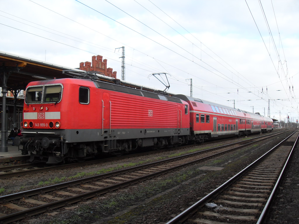 143 955 mit einem RE aus Halle/Saale am 27.01.2011 in Stendal.