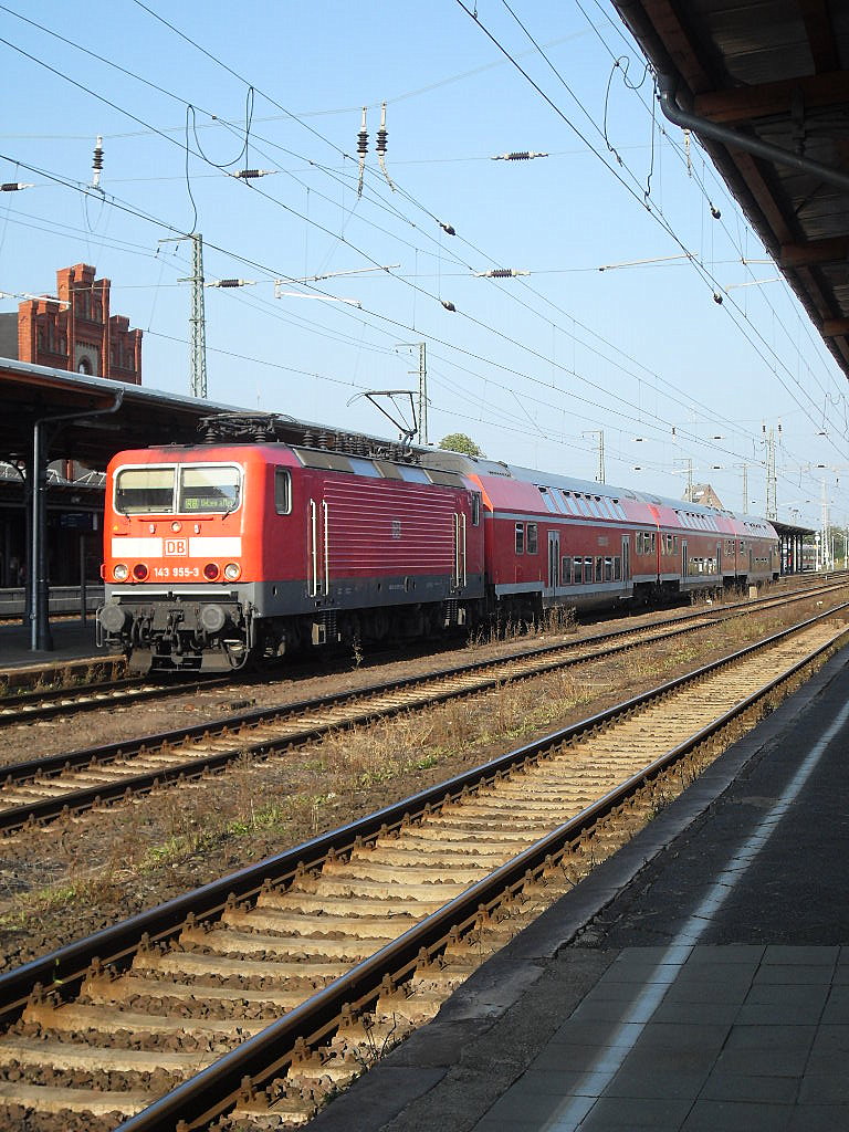 143 955 mit einem RE 20 am 26.08.2011 in Stendal.