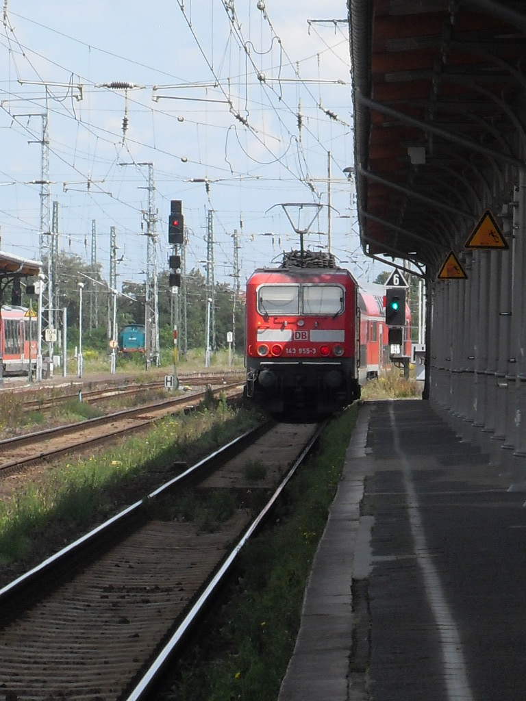 143 955 schob einen RE nach Halle (Saale)am 06.08.2011 in Stendal.
