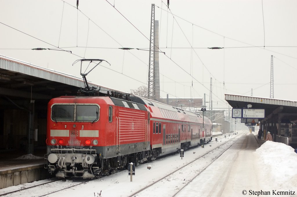 143 957 kam mit der RB (RB 27612) aus Dessau Hbf in Magdeburg an. 22.12.2010