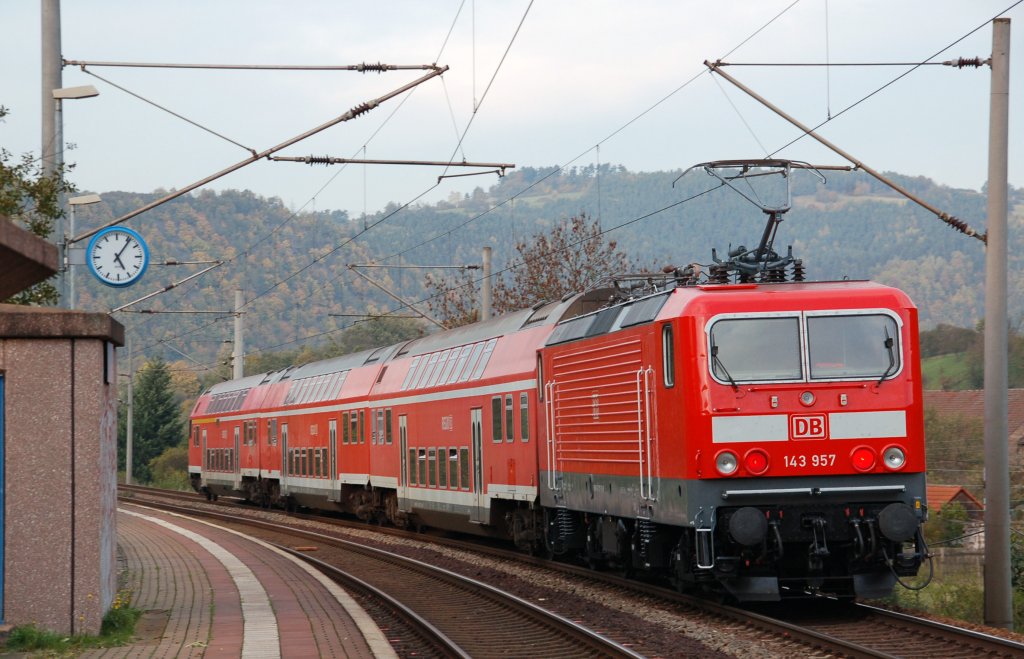 143 957 schiebt am 23.10.10 ihre RB nach Lichtenfels aus Breternitz heraus.