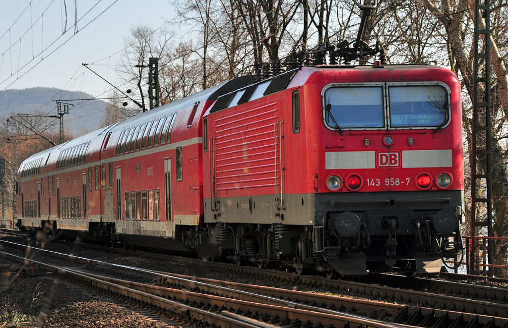 143 958-7 als Schiebelok f�r RB27 nach Koblenz, kurz hinter Bf Bonn-Oberkassel - 02.03.2011