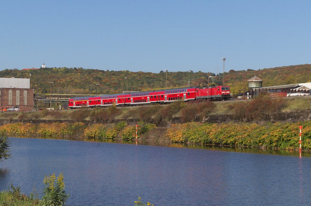 143 958-7 mit Regional Express Koblenz - Saarbrcken kurz vor dem Bahnhof Vlklingen in Hhe der Werksttten der Saarstahl AG. 22.10.2012