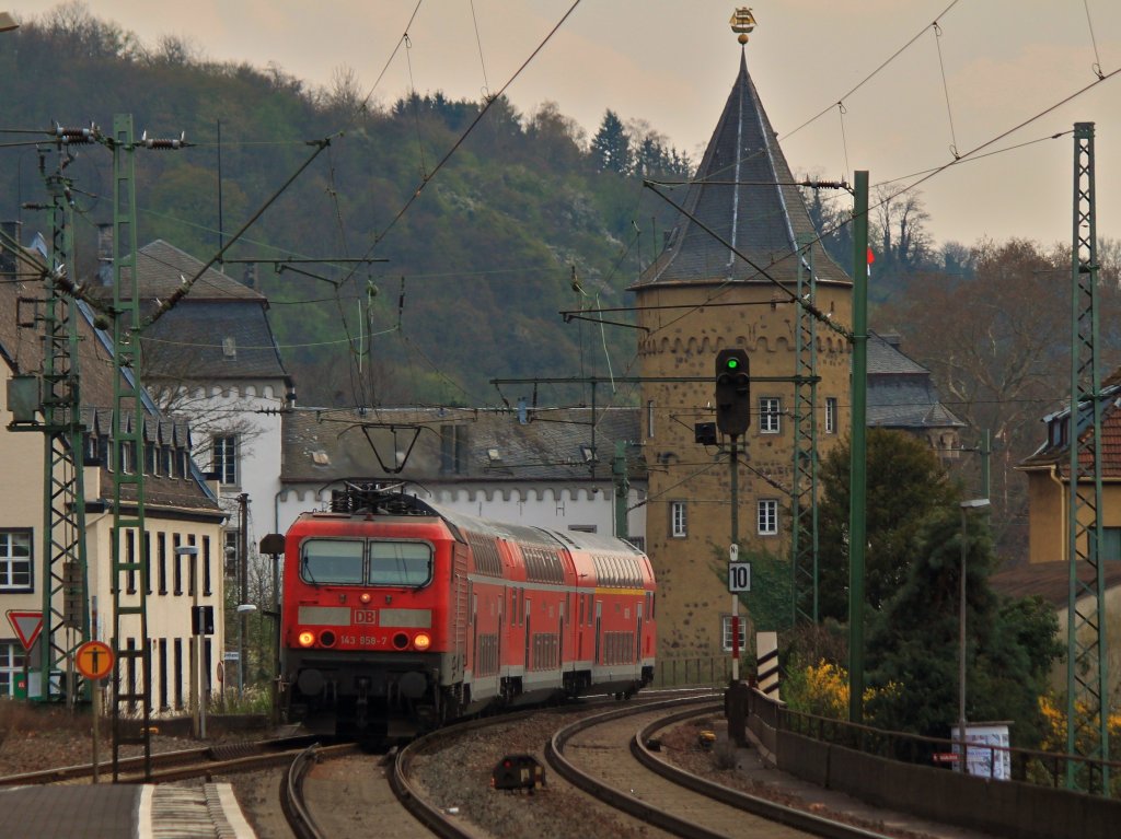 143 958-7 zieht am 03.04.2012 RB27 mit dem Fahrziel Mnchengladbach auf der rechten Rheinseite in den Bahnhof Linz.