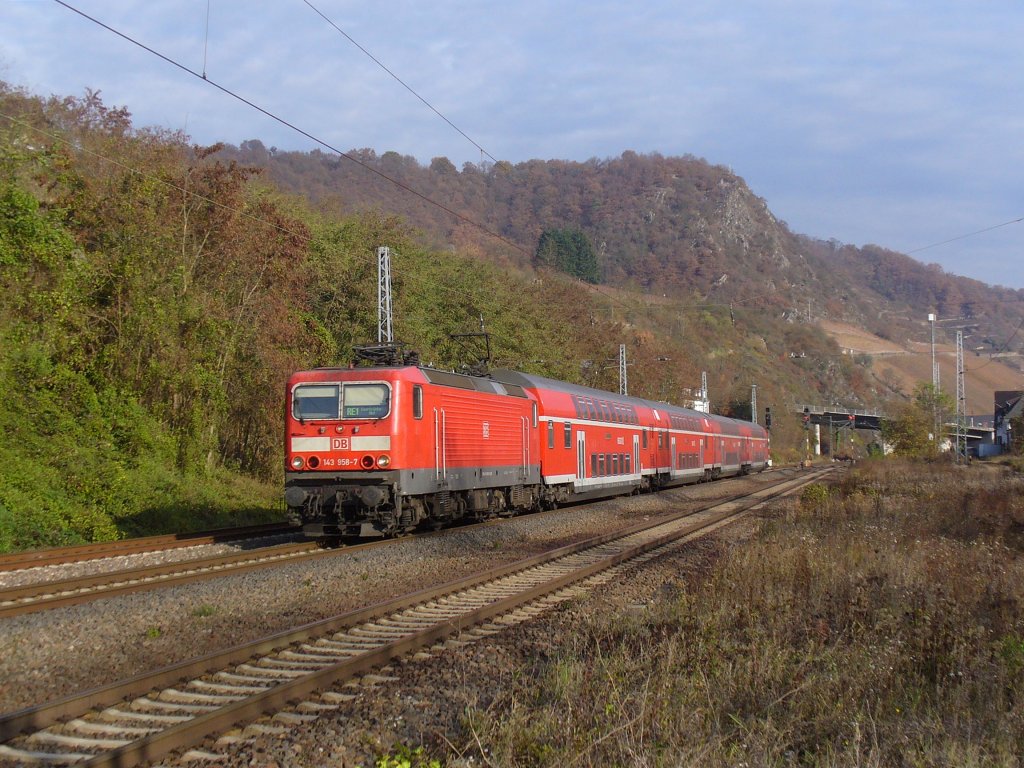 143 958-7 zieht den RE Koblenz - Trier am 20.11.2011 durch Hatzenport (Mosel)