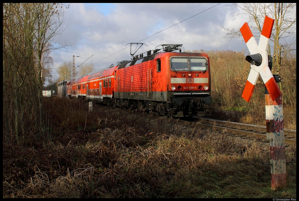 143 959-5 fhrt mit dem umgeleiteten RE nach Zwickau durch Kleinzschocher und passiert dabei den dortigen Haltlichtbahnbergang. (14.1.2012)
