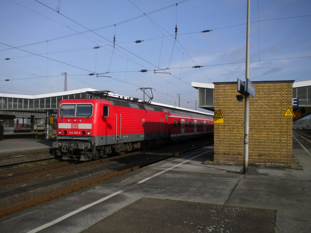 143 964 mit X-Wagen am 1. November 2009 am Dortmunder Hauptbahnhof. 