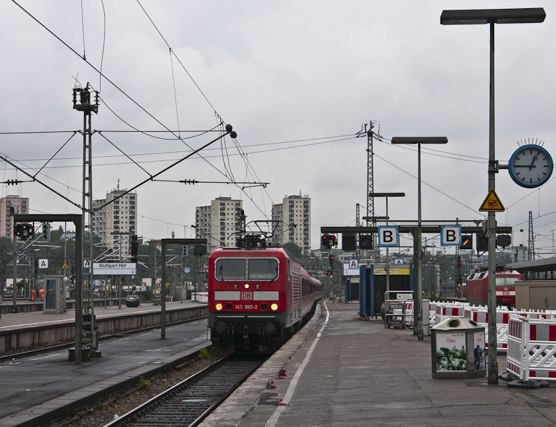 143 965-2 fhrt am 2. August 2010 in den Stuttgarter Hbf ein. Es wird schon die Folgeleistung angezeigt, nmlich RE 4944 (Stuttgart Hbf - Wrzburg Hbf).