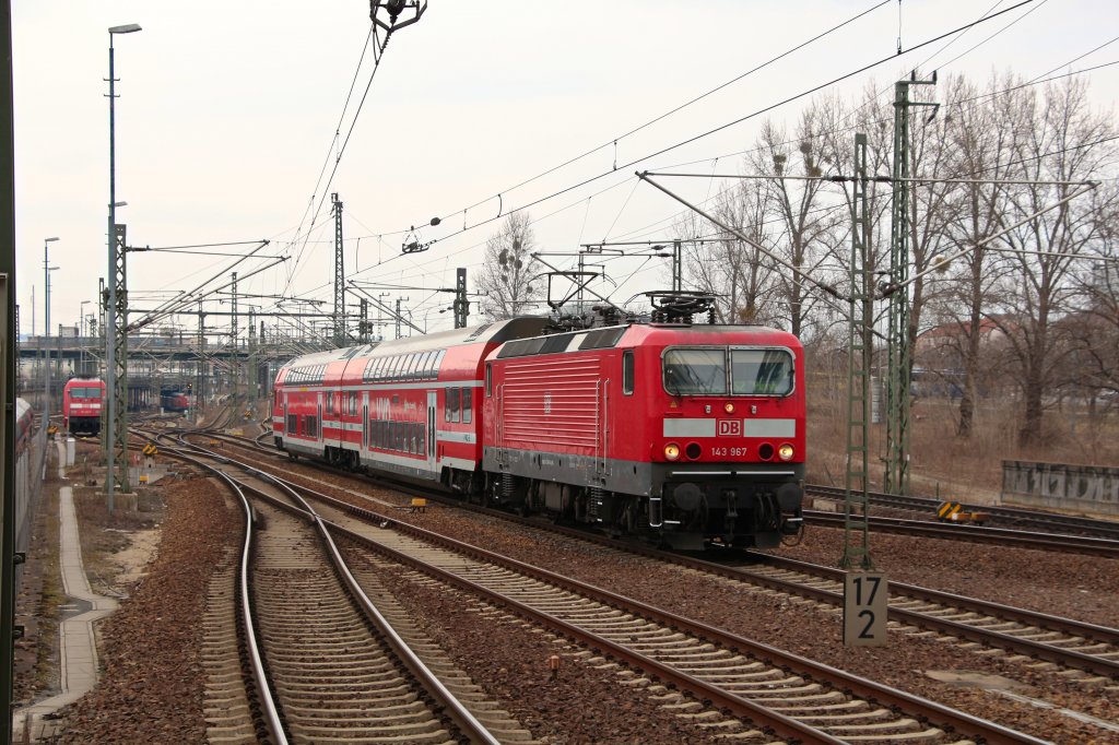 143 967 ist am 02.04.13 mit eine S2 nach Pirna unterwegs. Hier bei der Einfahrt in den Dresdener Hauptbahnhof. 