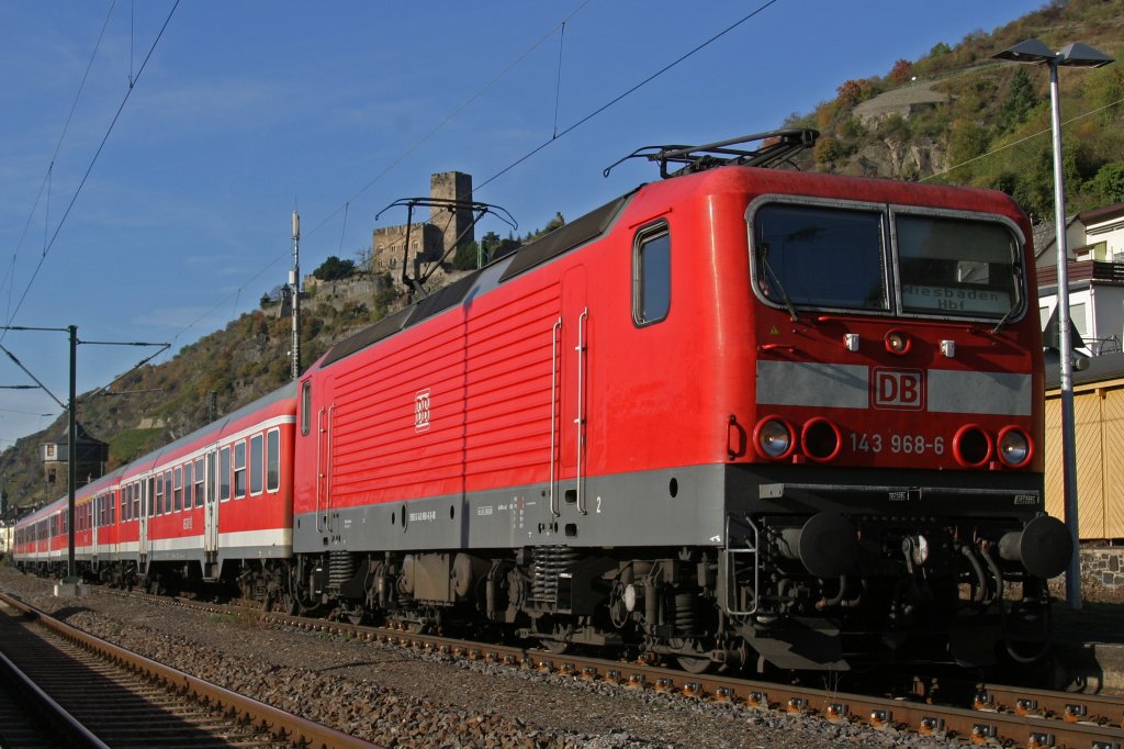 143 968 am 19.10.09 bei der Ausfahrt aus dem Bahnhof Kaub