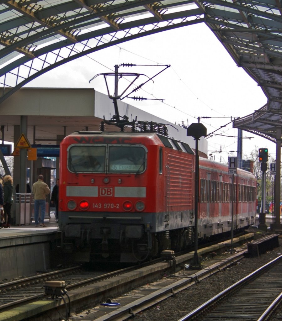 143 970-2 schiebt die S6 am 26.03.2011 in K�ln Hbf Richtung Essen Hbf.