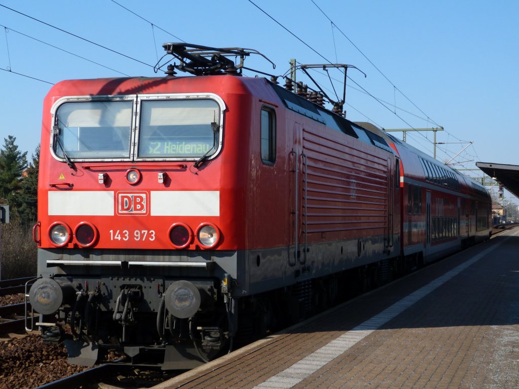 143 973 auf der S2 Richtung Heidenau, bei der Ausfahrt aus dem Haltepunkt Dresden Strehlen. 05.03.13