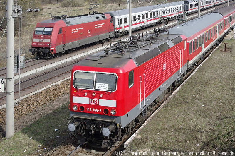 143566-8 mit Regionalbahn RB 13 aus Berlin, im Bahnhof Elstal,berholung durch 101 036-2 mit IC nach Amsterdam am 08. April 2010