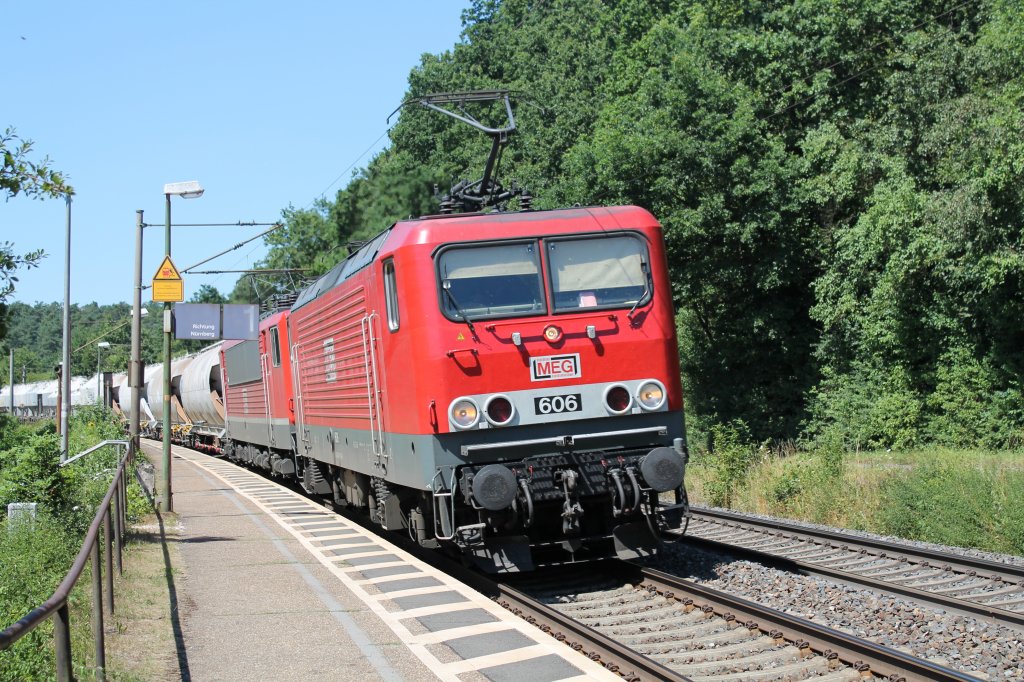 143.606 und eine 155 von MEG mit einem Gterzug in Puschendorf (Frankenland) am 2.8.2013