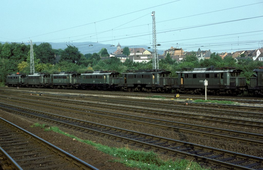 144 004 + 014 + 057 + 056 + 077 + 009  abgestellt in Kassel  27.08.83