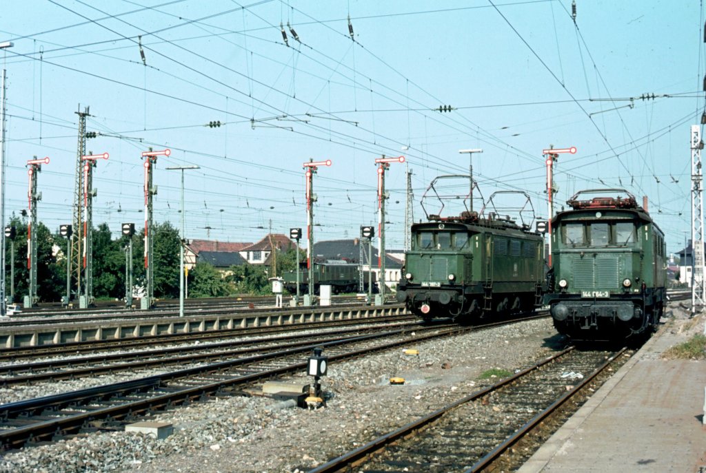 144 064-3 neben 144 097-3 Lichtenfels im August 1979, im Hintergrund noch eine 194