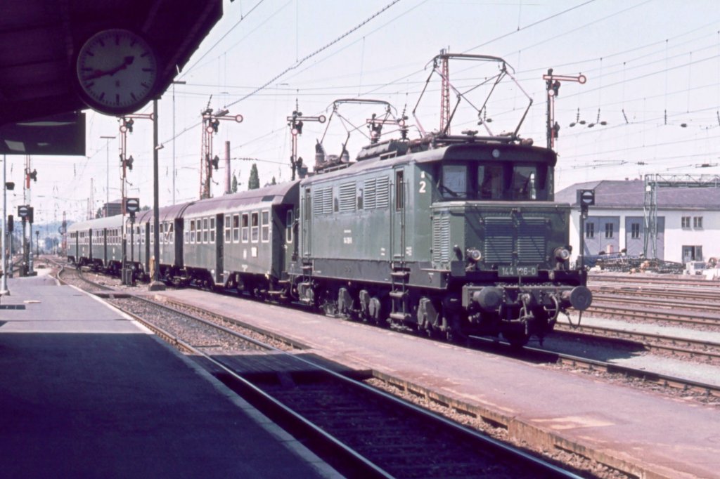 144 126-0 Bamberg, Mai 1976 - ich mochte die Umbauwagenzge