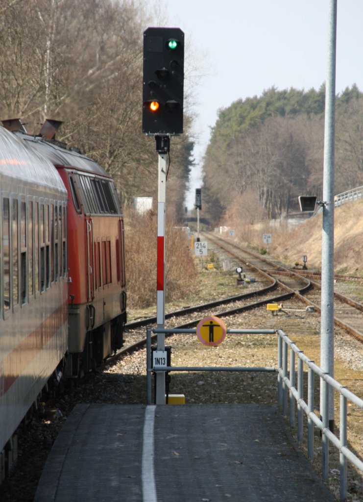 14.4.2013 Seebad Bansin. IC 2427 nach Kln passiert Hl 3a des Signals 1N13.