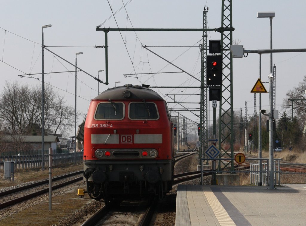 14.4.2013 Zssow. 218 380 hat IC 2427 von Heringsdorf nach Zssow gebracht und an den von Stralsund kommenden IC 2429 rangiert. Sie setzt nun - obwohl Signale und Weichenverbindungen vorhanden sind - auf das gegenberliegende Bahnsteiggleis um, von wo sie nach Rostock fhrt, tankt und bis zum nchsten Einsatz am Wochende (!) stehenbleibt. 