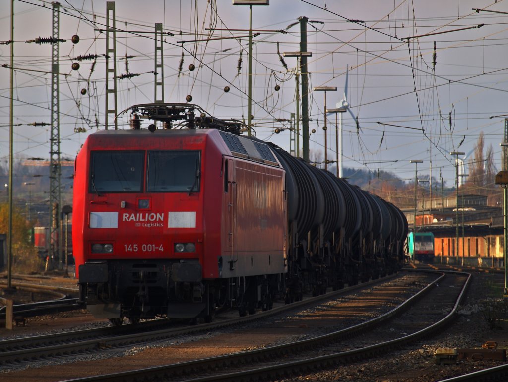 145 001-4 steht am 21.11.2010 vor einem Kesselzug in Aachen West. 