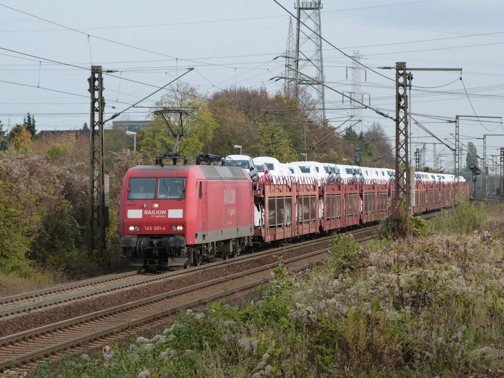 145 001 f�hrt am 11.11.12 mit einem Autozug �ber die G�terumgehungsbahn bei Ahlten.