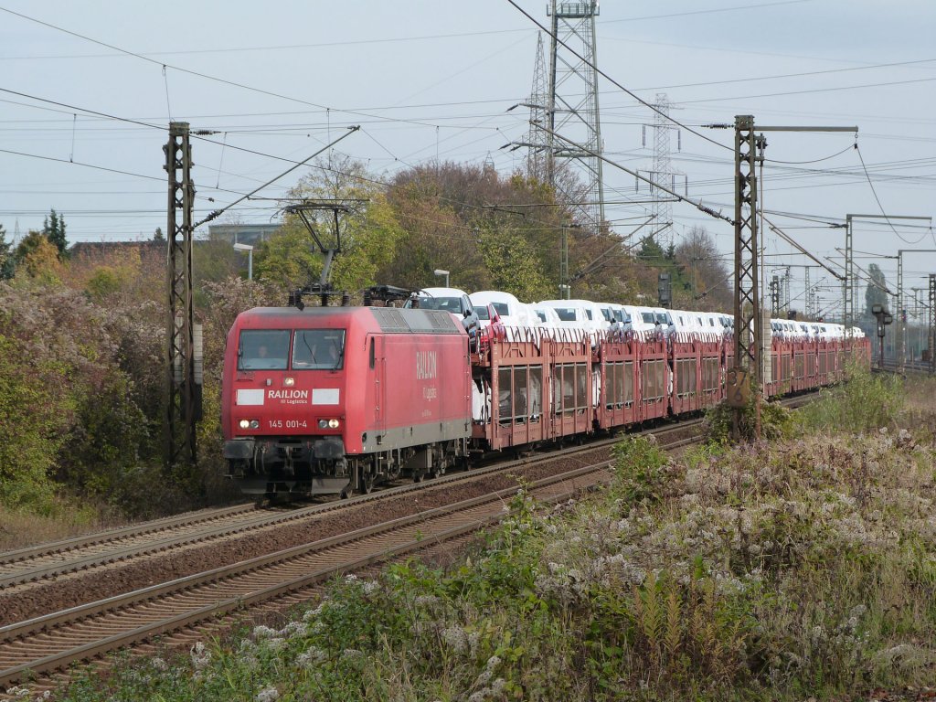 145 001 fhrt am 11.11.12 mit einem Autozug ber die Gterumgehungsbahn bei Ahlten.