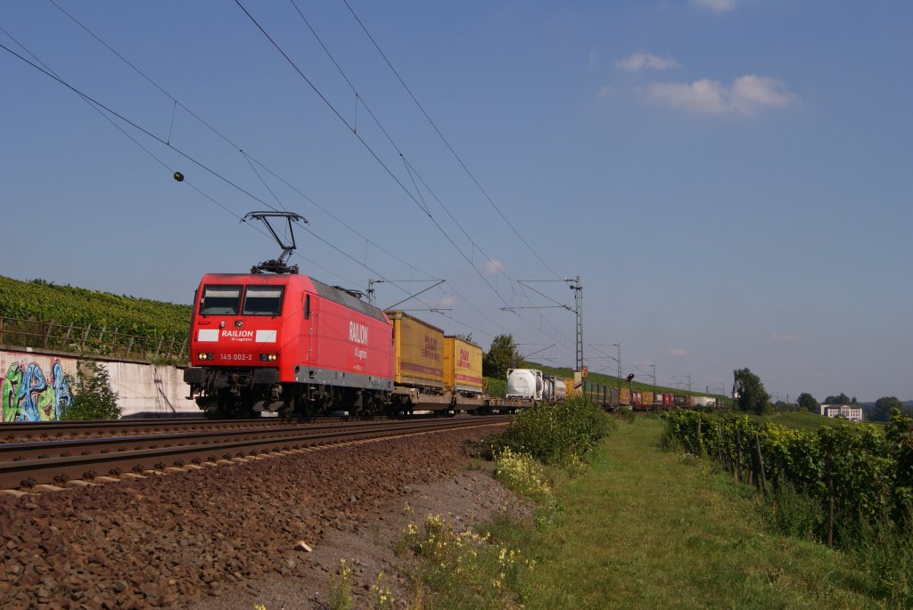 145 002-2 mit einem Containerzug in Erbach (Rheingau) am 03.09.2011