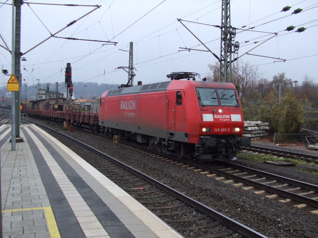 145 002-2 mit einem Gterzug durch den Bielefelder Hauptbahnhof. Aufgenommen am 08.11.2010.