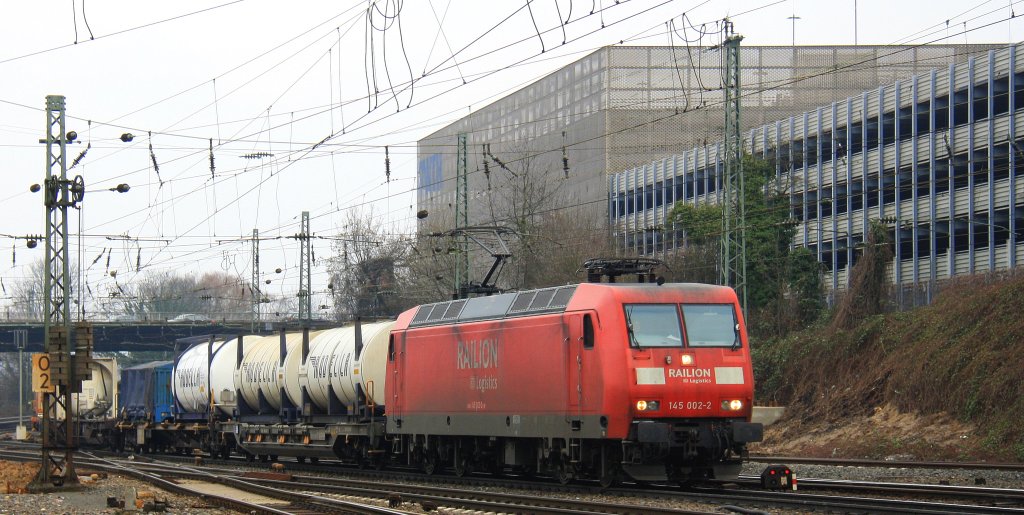 145 002-2 von Railion kommt aus Richtung Kln mit einem Containerzug aus Gallarate(B) nach Zeebrugge(B) und fhrt in Aachen-West ein bei Wolken am 16.2.2013.