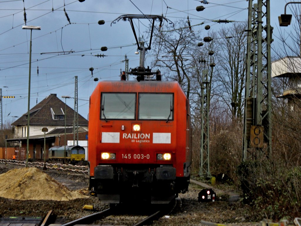 145 003-0 rangiert am 31.01.2013 in Aachen West.