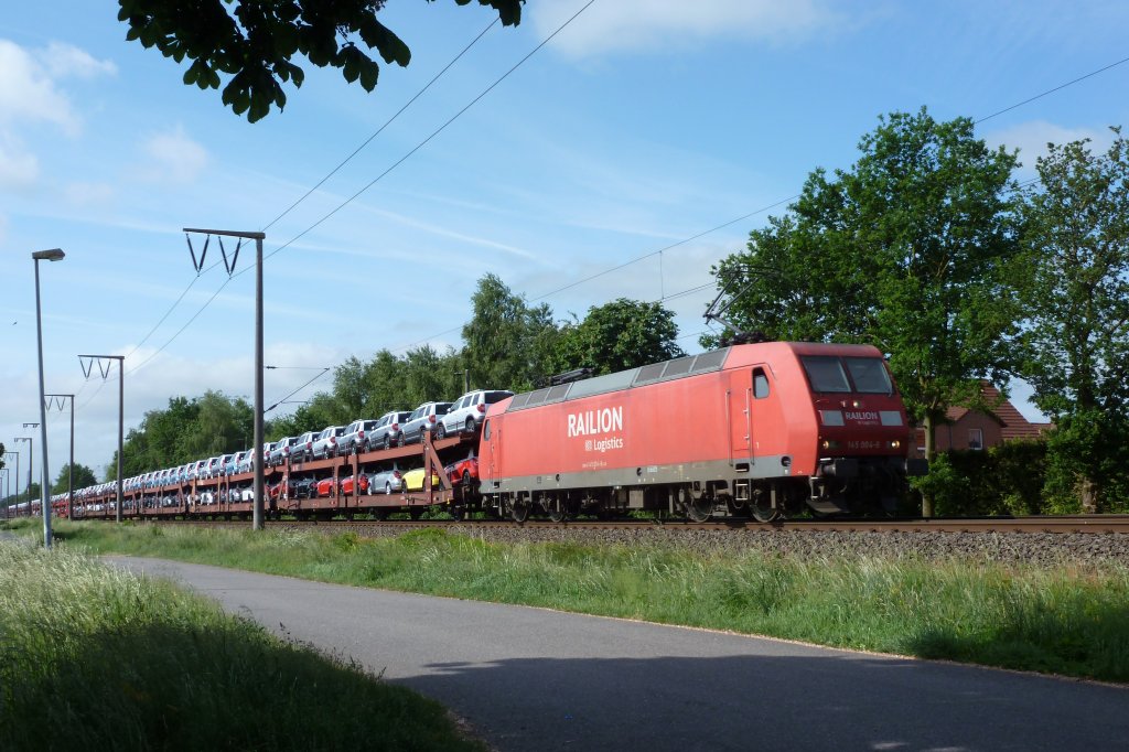 145 004-8 fuhr am 29.05.2012 mit einem Autozug von Osnabrck nach Emden, hier in Leer.