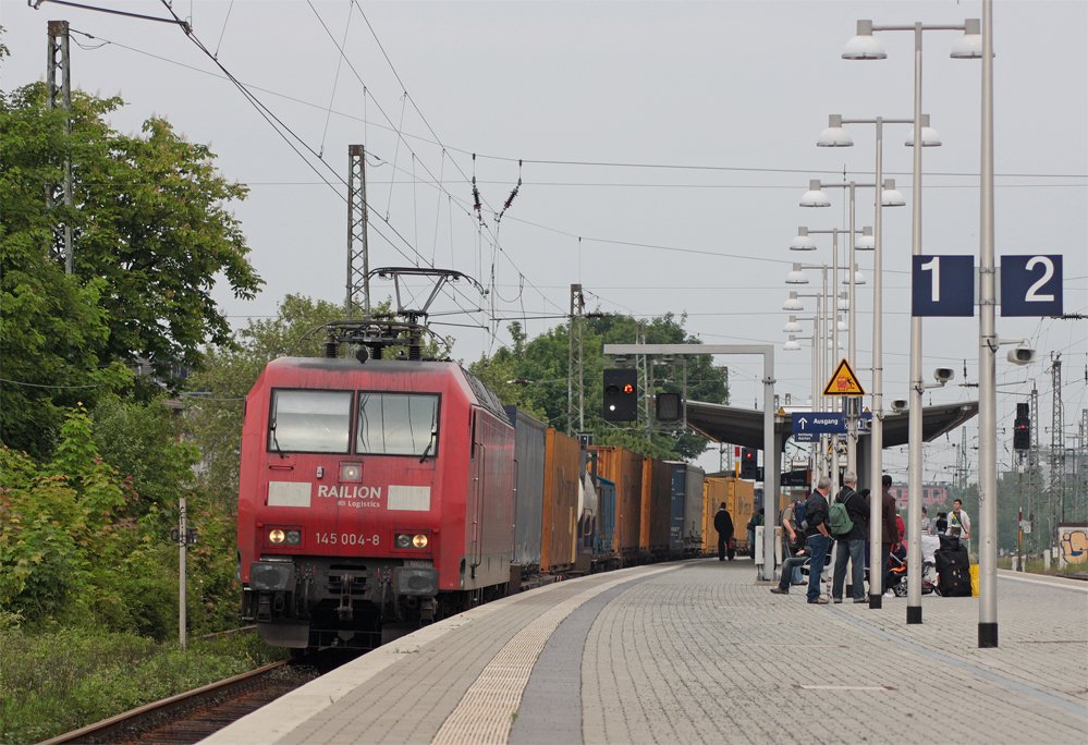 145 004-8 mit einem Gterzug nach Aachen-West bei der Durchfahrt in Aachen Rothe-Erde, 1.6.10