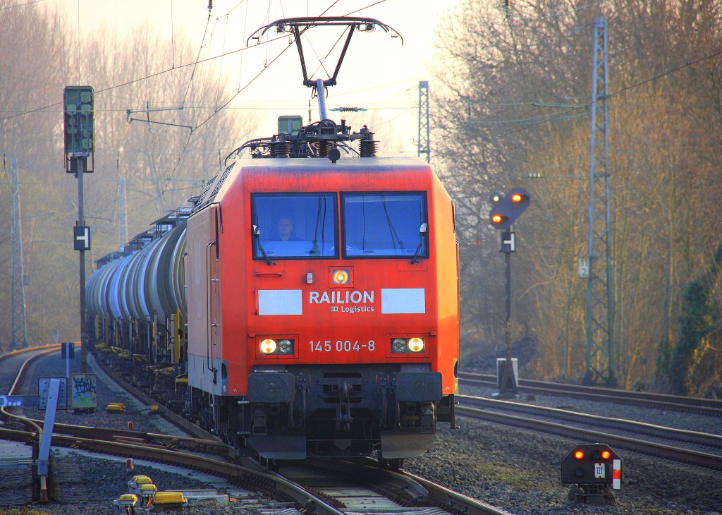 145 004-8 von Railion kommt mit einem Kesselzug aus Aachen-West in Richtung Herzogenrath.
Aufgenommen bei der Durchfahrt in Kohlscheid bei Abendsonne am 21.3.2012.