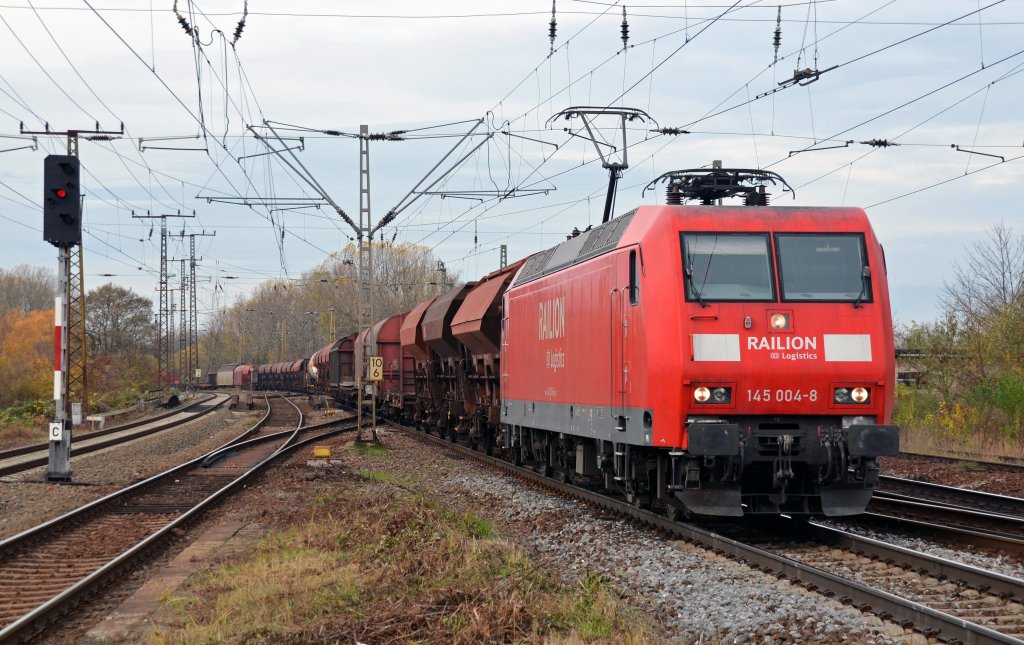145 004 brachte am 10.11.12 einen gemischten G�terzug nach Leipzig. Hier passiert der Zug aus Leipzig-Mockau kommend Leipzig-Thekla.
