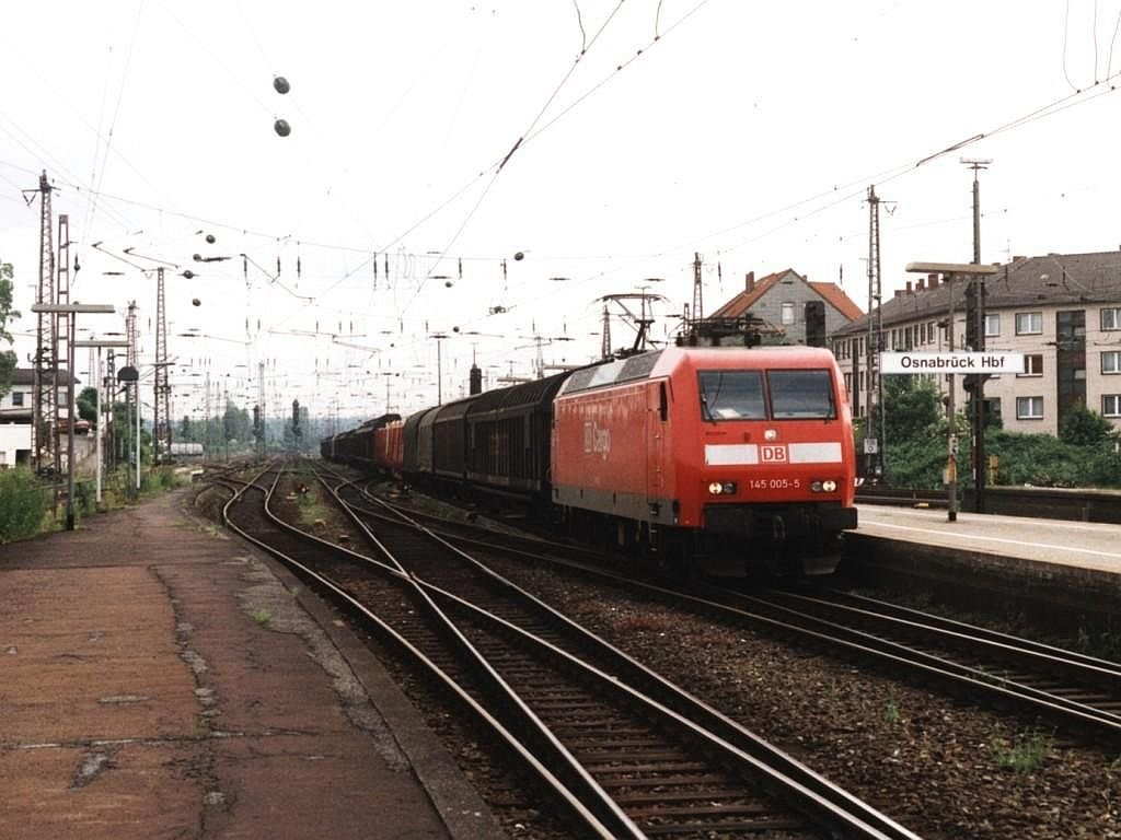 145 005-5 mit eine Gterzug auf Osnabrck Hauptbahnhof am 17-06-2001. Bild und scan: Date Jan de Vries.