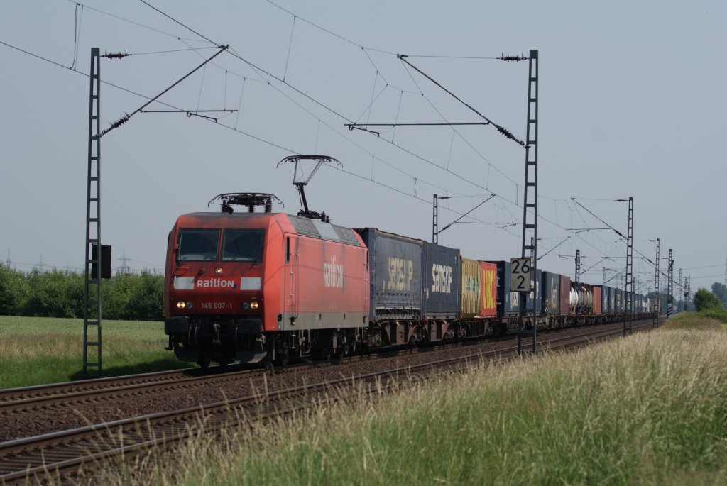 145 007-1 mit einem Containerzug in Neuss Allerheiligen am 23.06.2010