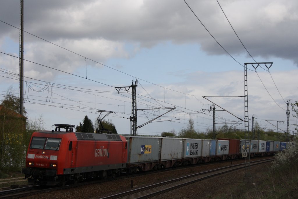 145 007 f�hrt am 21.04.2010 mit einem G�terzug durch den Bahnhof Braunschweig Weddel