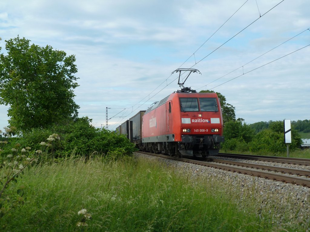 145 008-9 am 27.05.12 mit einem KLV-Zug Richtung Schweizer Grenze bei Hgelheim.

Eigentlich wollte ich E10 1239 fotografieren. Die 145 fuhr mir aber direkt vor die Linse. Als dieses Bild entstand war der Sonderzug noch etwa 500 Meter sdlich von mir.