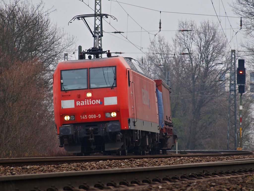 145 008-9 legt sich am 18.02.2011 von K�ln kommend hinter Aachen Rothe Erde galant mit einem Containerzug am Haken in die Kurve.