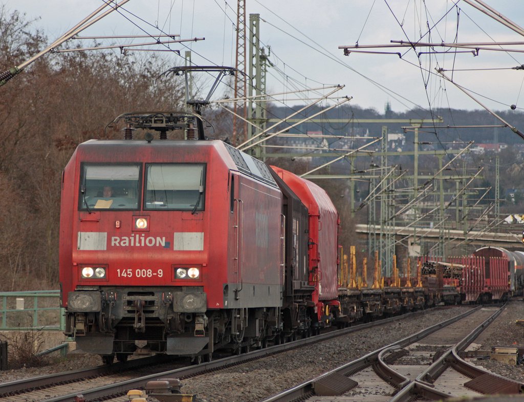 145 008-9 mit einem G�terzug bei der Durchfahrt in Wuppertal-Vohwinkel 27.3.10