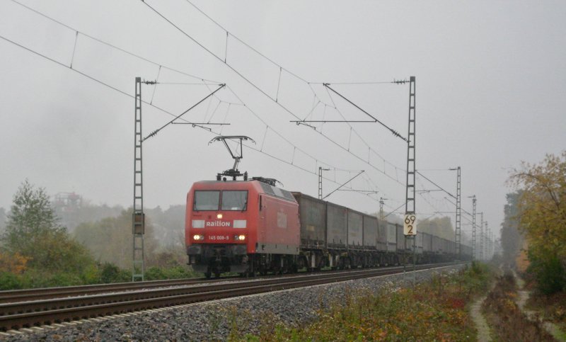 145 008-9 mit Sattelaufliegern am herbstlichen 27. Oktober 2009 bei Forchheim.