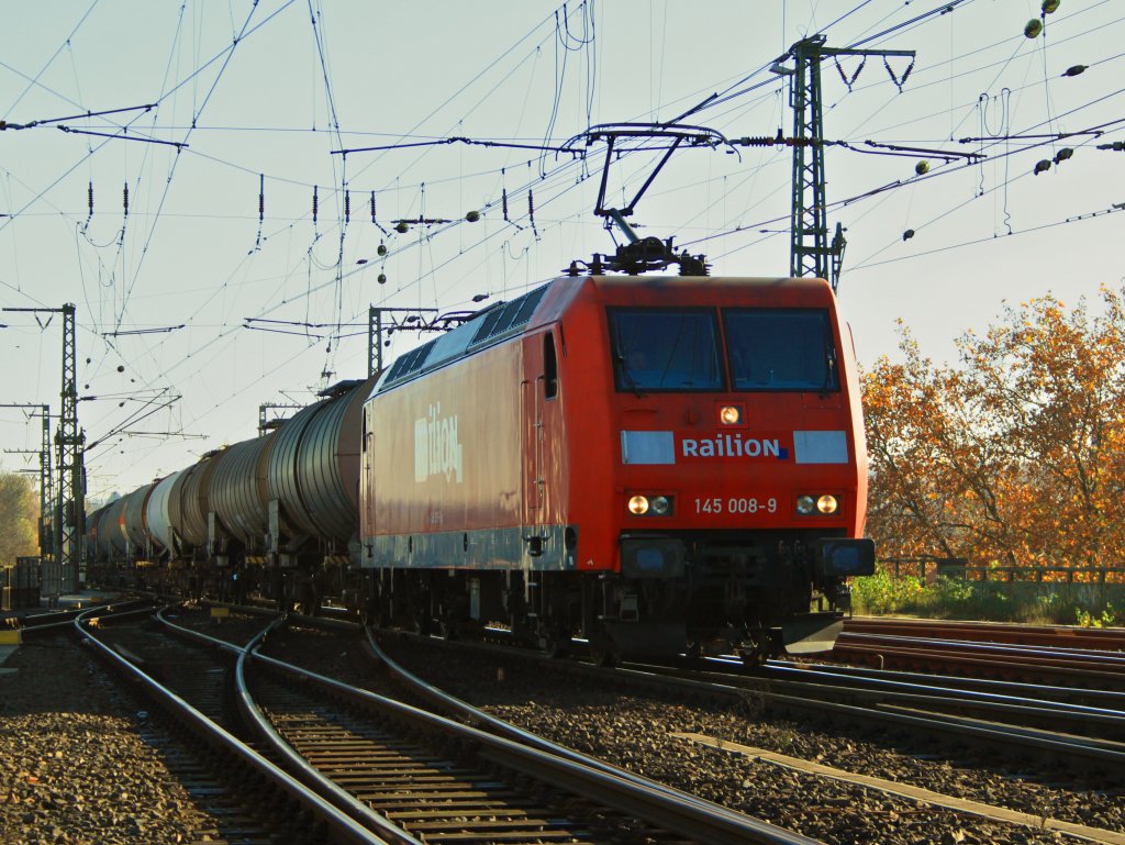 145 008-9 zieht am 10.11.2011 einen Kesselzug von Kln kommend durch den Aachener Hbf nach Aachen West.