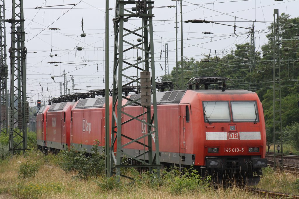145 010 und 009 stehen zusammen mit zwei weiteren 145 am 11.07.2009 in Neuss Hbf.