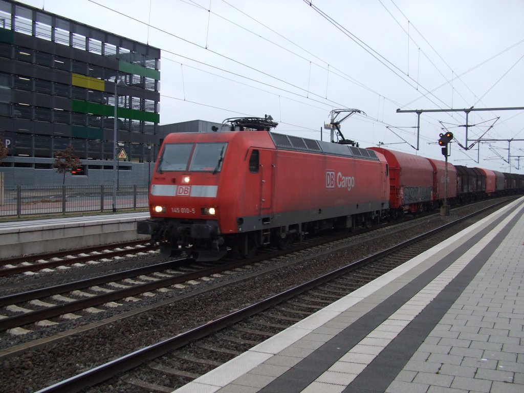 145 010-5 mit einem G�terzug durch Bielefeld. Aufgenommen am 22.11.2010.