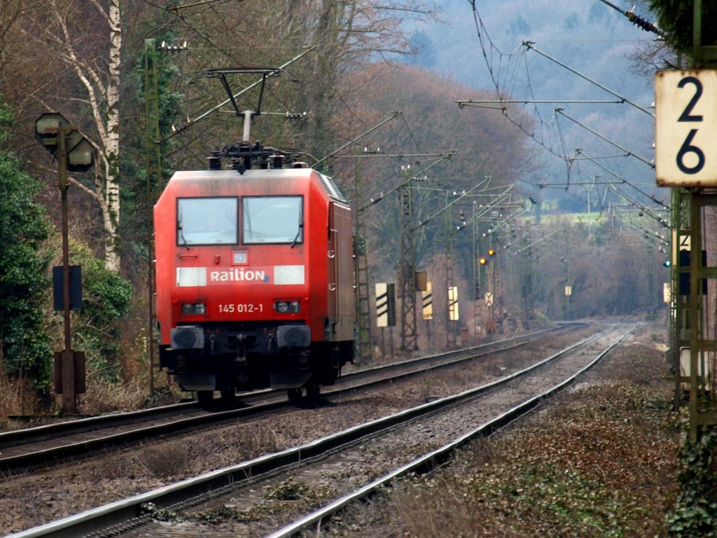145 012-1 kommt am 22.01.2010 auf der Montzenroute nach Aachen West zurck nachdem die Lok zwei Belgischen BR77 mit einem schweren Gterzug auf der Rampe bis zum Gemmenicher Tunnel Schubhilfe geleistet hat.