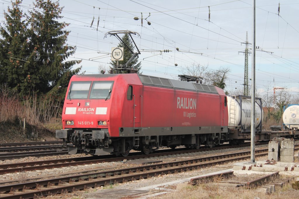145 013-9 auf dem berholgleis in Haltingen am 08.03.2013.